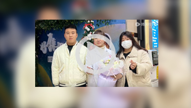 满怀感激的患者夫妇手捧鲜花来院报喜!